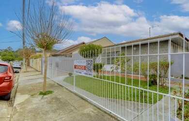 Imagem: A casa possui 3 Dormitórios, 1 Banheiro, 2 Vagas na garagem