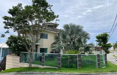 Imagem: A casa possui 4 Dormitórios, 5 Banheiros, 3 Vagas na garagem