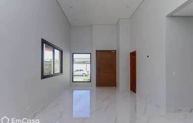 Imagem: A casa possui 3 Dormitórios, 3 Banheiros, 2 Vagas na garagem