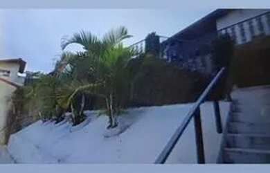 Imagem: A casa possui 4 Dormitórios, 2 Banheiros, 5 Vagas na garagem