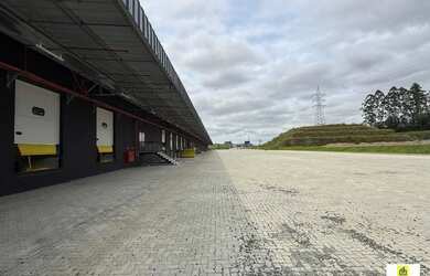 Imagem: O depósito possui 43.860m² de Área e está localizado em