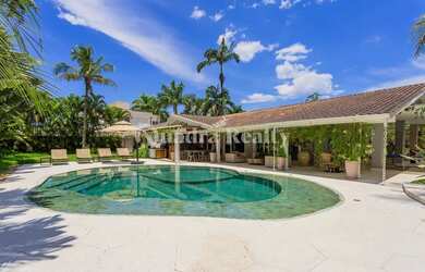 Imagem: A casa em condomínio possui 5 Dormitórios, 2 Banheiros, 4