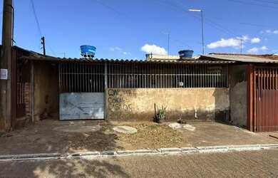 Imagem: A casa possui 3 Dormitórios, 1 Banheiro, 3 Vagas na garagem