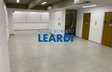 Imagem: O depósito possui 1 Vaga na garagem, 200m² de Área e Imóvel