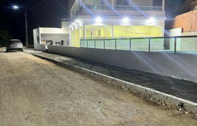 Imagem: A casa possui 4 Dormitórios, Acomodam 15 pessoas, 5 Vagas na