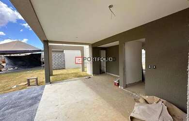 Imagem: A casa possui 4 Dormitórios, 4 Banheiros, 2 Vagas na garagem