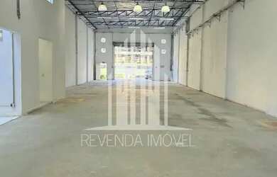 Imagem: O depósito possui 5 Vagas na garagem, 500m² de Área e está