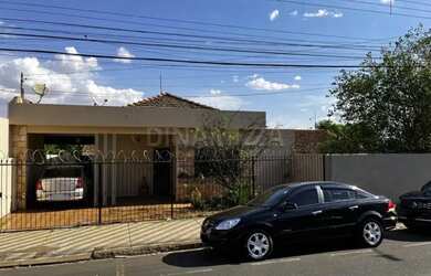 Imagem: O depósito possui 3 Vagas na garagem, 130m² de Área e está