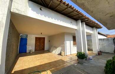 Imagem: A casa possui 3 Dormitórios, 2 Banheiros, 1 Vaga na garagem