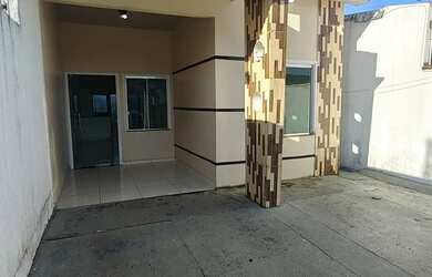 Imagem: A casa possui 3 Dormitórios, 2 Banheiros, 2 Vagas na garagem