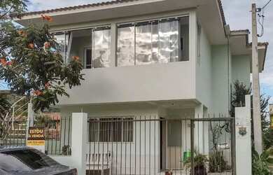 Imagem: A casa possui 3 Dormitórios, 2 Banheiros, 1 Vaga na garagem