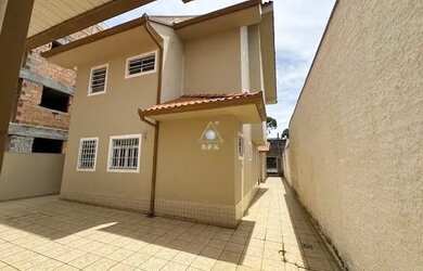 Imagem: A casa possui 3 Dormitórios, 1 Banheiro, 2 Vagas na garagem