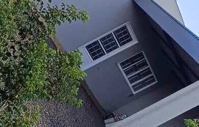 Imagem: A casa possui 2 Dormitórios, 2 Banheiros, 2 Vagas na garagem