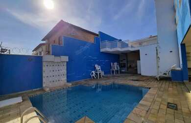 Imagem: A casa à venda possui 4 Dormitórios, 5 Banheiros, 4 Vagas