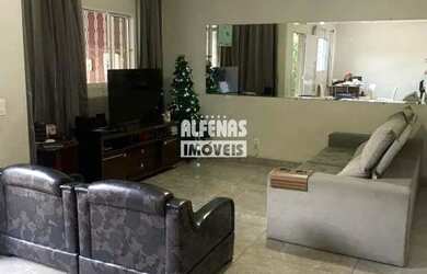 Imagem: A casa possui 3 Dormitórios, 2 Banheiros, 4 Vagas na garagem