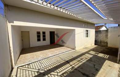 Imagem: A casa possui 3 Dormitórios, 3 Banheiros, 2 Vagas na garagem