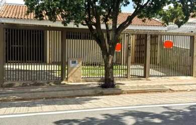 Imagem: A casa possui 4 Dormitórios, 3 Banheiros, 4 Vagas na garagem