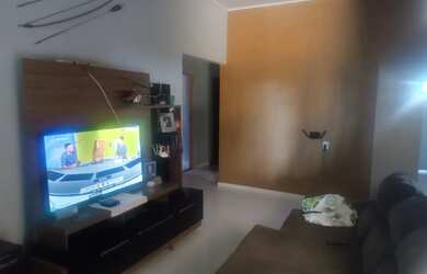 Imagem: A casa possui 3 Dormitórios, 2 Banheiros, 4 Vagas na garagem