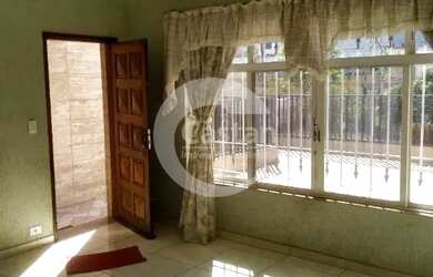 Imagem: A casa possui 2 Dormitórios, 2 Banheiros, 2 Vagas na garagem