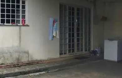 Imagem: A casa possui 2 Dormitórios, 1 Banheiro, 2 Vagas na garagem