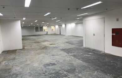 Imagem: O depósito possui 4 Vagas na garagem, 412m² de Área e está