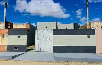 Imagem: A casa possui 2 Dormitórios, 1 Banheiro, 2 Vagas na garagem