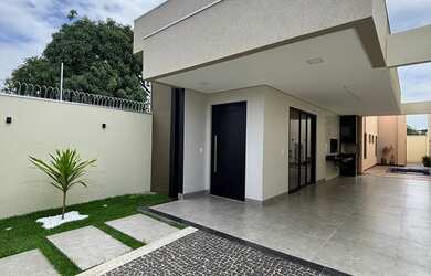 Imagem: A casa possui 3 Dormitórios, 3 Banheiros, 4 Vagas na garagem