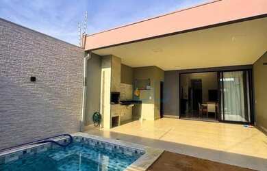 Imagem: A casa possui 2 Dormitórios, 3 Banheiros, 4 Vagas na garagem