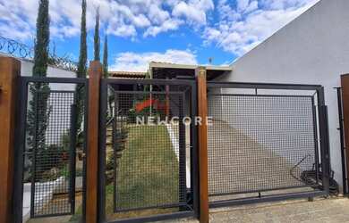 Imagem: A casa possui 3 Dormitórios, 2 Banheiros, 2 Vagas na garagem