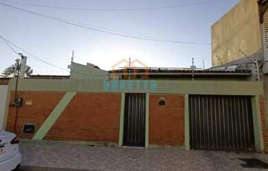 Imagem: A casa possui 2 Dormitórios, 2 Banheiros, 3 Vagas na garagem