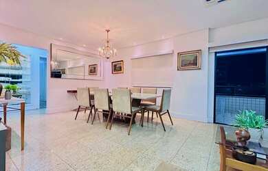 Imagem: A casa possui 4 Dormitórios, 2 Banheiros, 3 Vagas na garagem