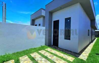 Imagem: A casa possui 3 Dormitórios, 2 Banheiros, 2 Vagas na garagem