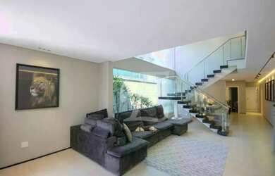 Imagem: A casa possui 3 Dormitórios, 5 Banheiros, 4 Vagas na garagem