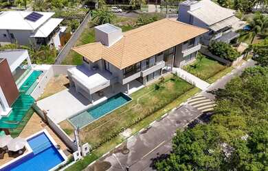 Imagem: A casa em condomínio possui 5 Dormitórios, 5 Banheiros, 410m²