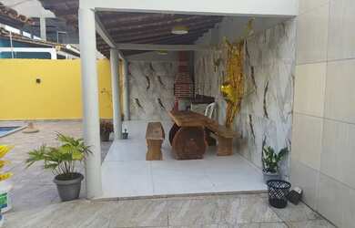 Imagem: A casa possui 3 Dormitórios, 3 Banheiros, 4 Vagas na garagem