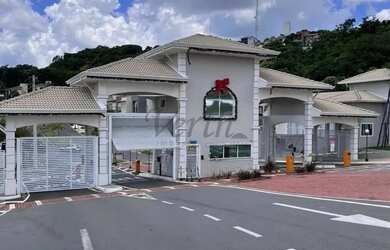 Imagem: A casa em condomínio possui 1 Dormitório, 3 Banheiros, 4 Vagas