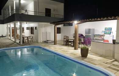 Imagem: A casa possui 4 Dormitórios, 5 Banheiros, 2 Vagas na garagem