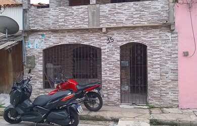 Imagem: A casa possui 4 Dormitórios, 3 Banheiros, 1 Vaga na garagem