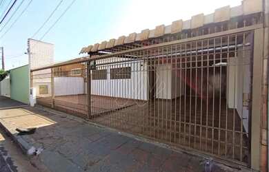 Imagem: A casa possui 3 Dormitórios, 2 Banheiros, 1 Vaga na garagem