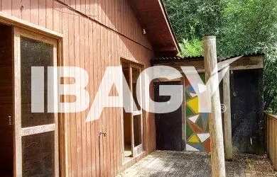 Imagem: A casa possui 2 Dormitórios, 1 Banheiro, 2 Vagas na garagem