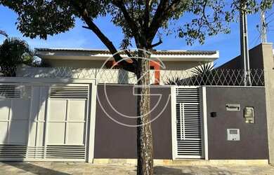 Imagem: A casa à venda possui 3 Dormitórios, 1 Banheiro, 2 Vagas na