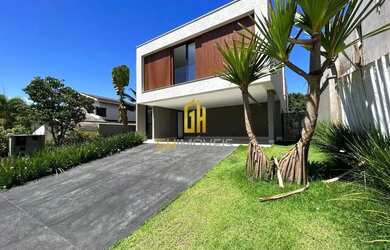 Imagem: A casa possui 4 Dormitórios, 5 Banheiros, 3 Vagas na garagem