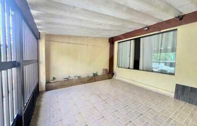 Imagem: A casa possui 2 Dormitórios, 2 Banheiros, 2 Vagas na garagem