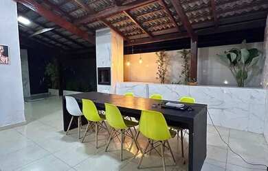 Imagem: A casa possui 3 Dormitórios, 3 Banheiros, 3 Vagas na garagem