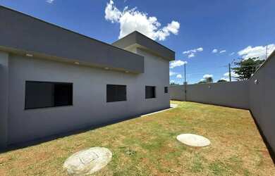 Imagem: A casa possui 3 Dormitórios, 2 Banheiros, 2 Vagas na garagem