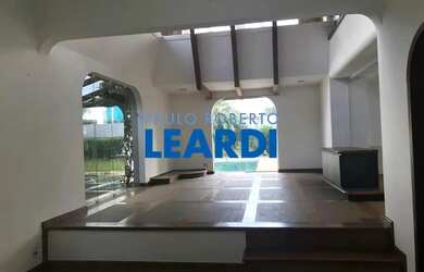 Imagem: A casa possui 5 Dormitórios, 5 Banheiros, 5 Vagas na garagem