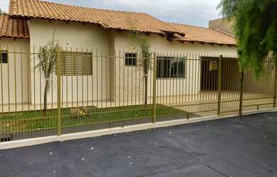 Imagem: A casa possui 3 Dormitórios, 2 Banheiros, 2 Vagas na garagem