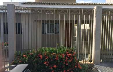 Imagem: A casa possui 3 Dormitórios, 3 Banheiros, 3 Vagas na garagem