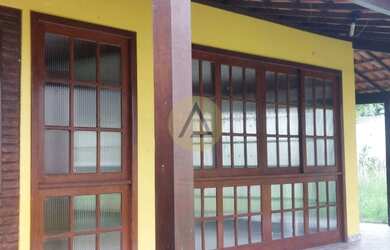 Imagem: A casa possui 3 Dormitórios, 2 Banheiros, 4 Vagas na garagem