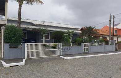 Imagem: A casa em condomínio possui 4 Dormitórios, 2 Banheiros, 4